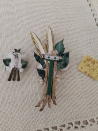 Due mazzolini fiori in porcellana