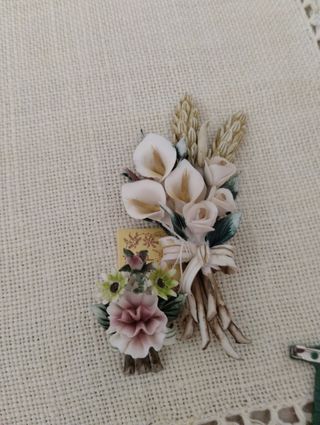 Due mazzolini fiori in porcellana