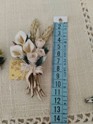 Due mazzolini fiori in porcellana