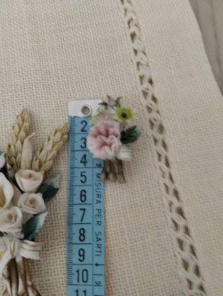 Due mazzolini fiori in porcellana