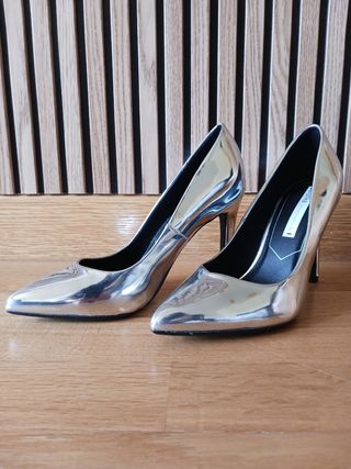 Tacones plateados de bershka