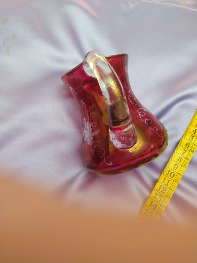 Jarra de crista tallado en rojo