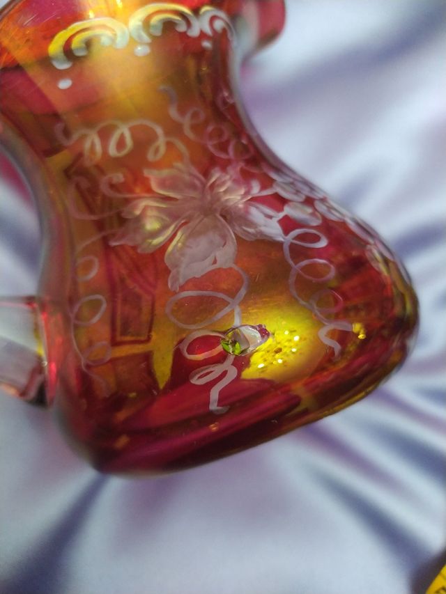 Jarra de crista tallado en rojo