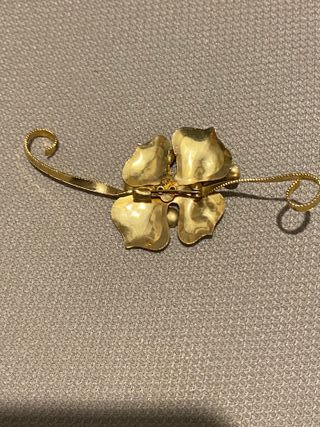 Spilla a fiore dorata con pietre Spilla a fiore