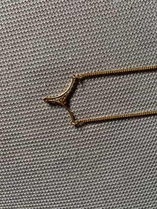 Collana girocollo dorata con ciondolo a V Collana