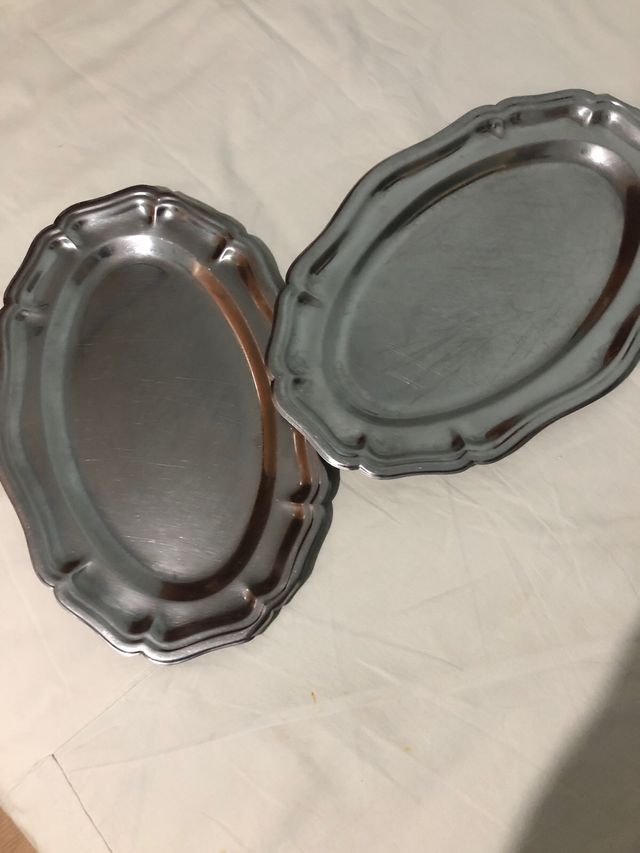 2 bandejas  acero inoxidable.