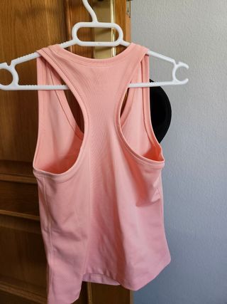 Camiseta rosa tirantes Puma, espalda nadadora