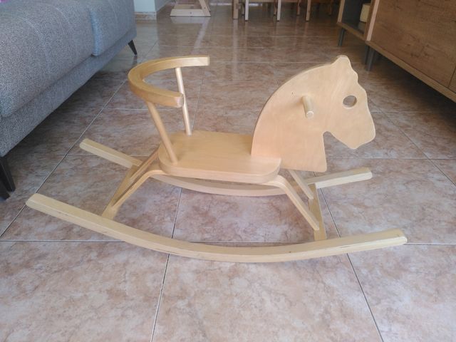 Balancín caballo de madera