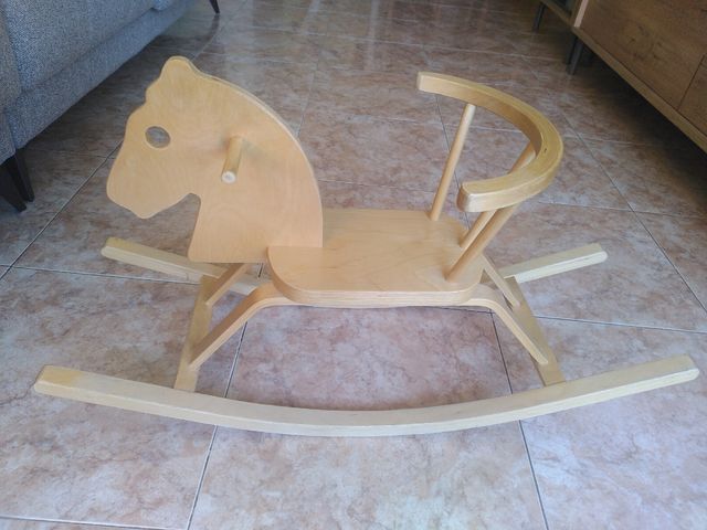 Balancín caballo de madera