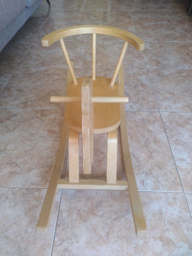Balancín caballo de madera