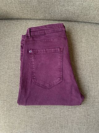 Pantalón morado de Zara