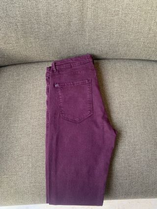 Pantalón morado de Zara