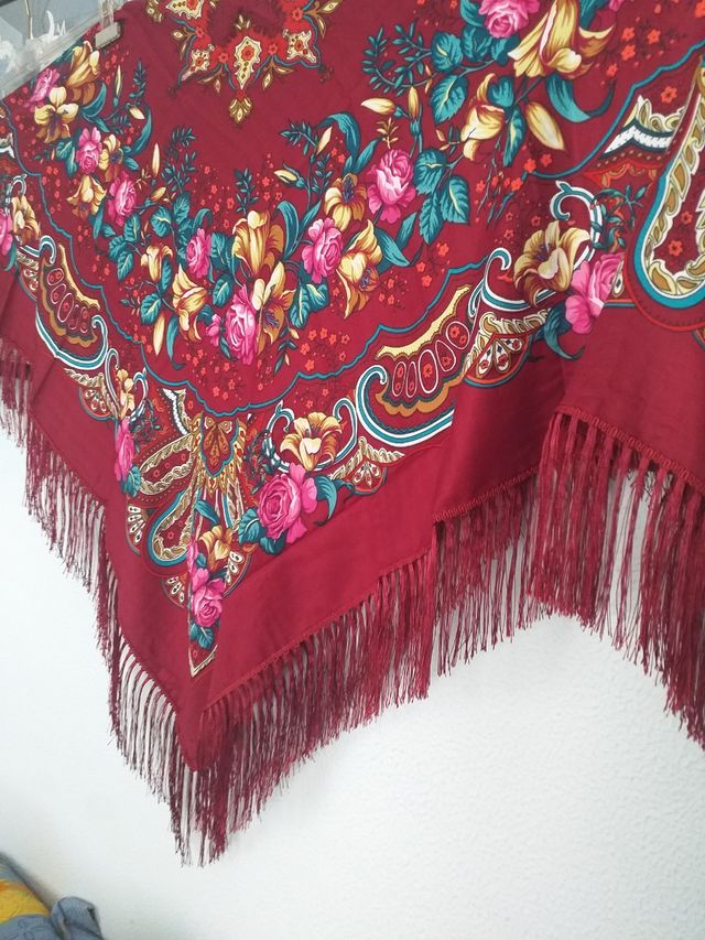 Precioso manton granate nuevo