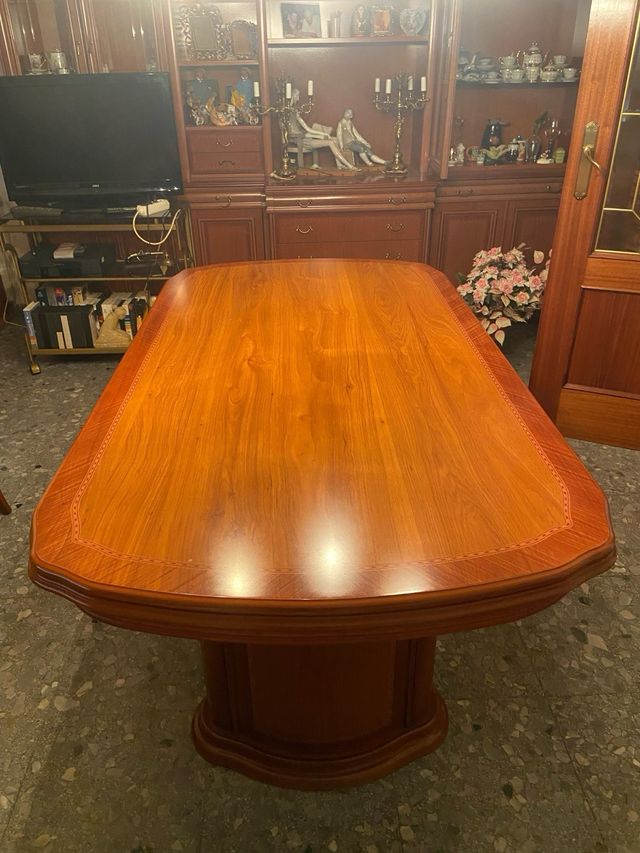 Mesa de madera para comedor.