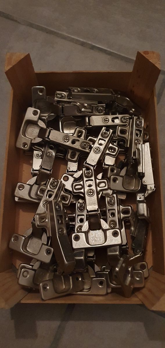 Cerniere con armadio per armadi