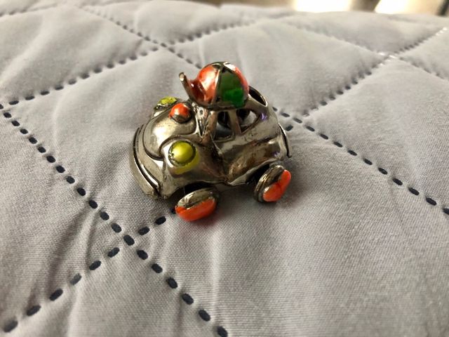 Piccola macchinina in argento