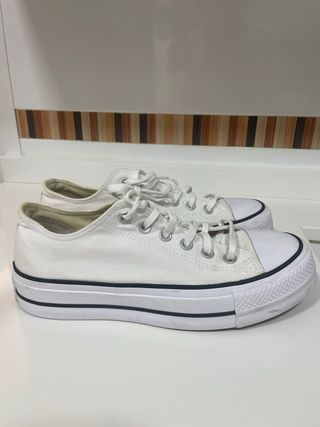 Converse blancas con plataforma