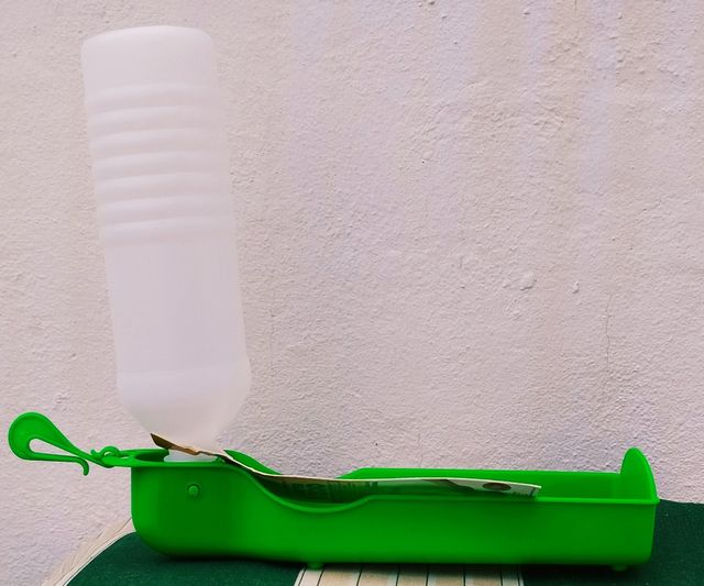 Bebedero portátil para mascotas.