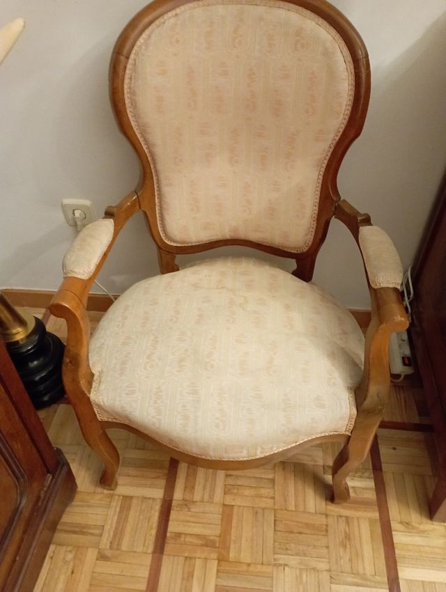 Dos Sillones Isabelinos nogal