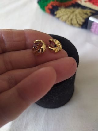 Pendientes baño de oro con cristal rojo