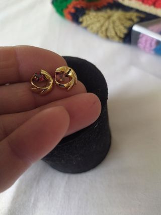 Pendientes baño de oro con cristal rojo
