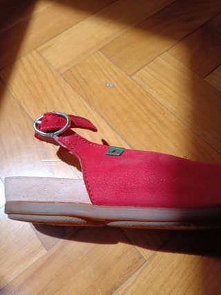 Zapatos destalonados de tiras cruzadas