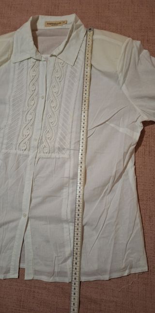 Blusa blanca con adorno delantero