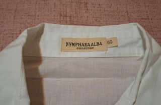 Blusa blanca con adorno delantero