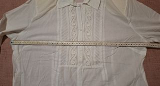 Blusa blanca con adorno delantero