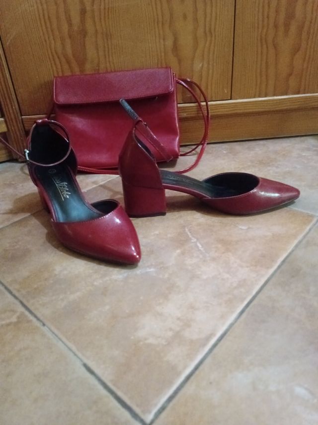 Zapatos granates y bolso a juego