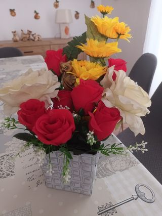 Vaso decorato a mano fiori finti.