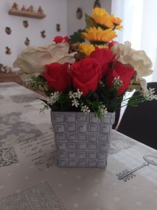 Vaso decorato a mano fiori finti.