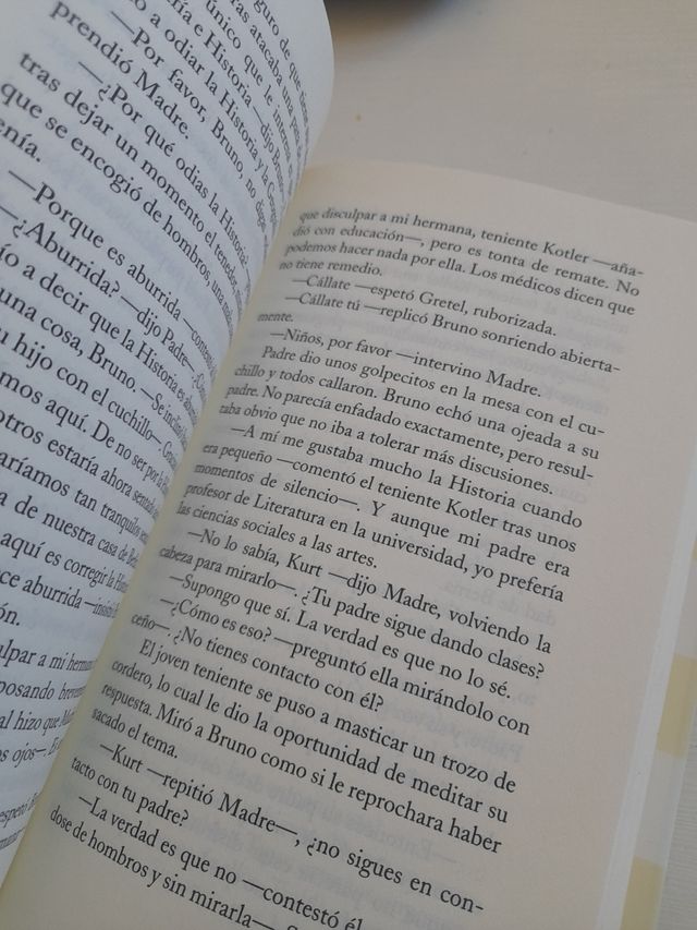 El niño con el pijamas de rayas