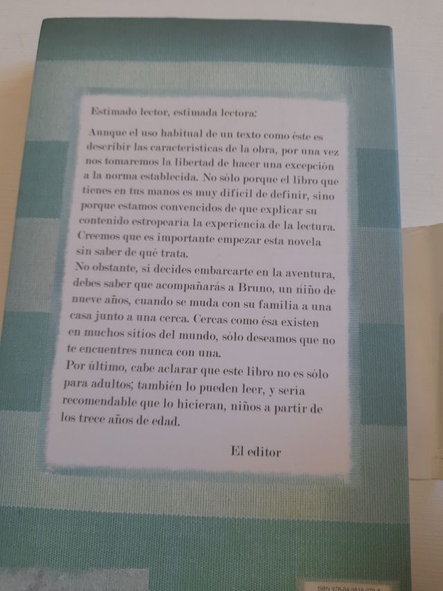 El niño con el pijamas de rayas