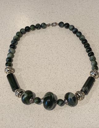 Collar con piedras verdes
