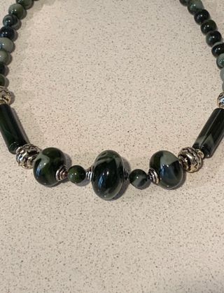 Collar con piedras verdes