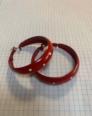 Pendientes metálicos rojos