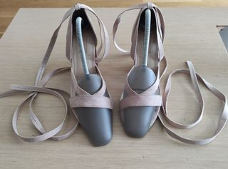 Zapatos beiges de mujer de tacón  