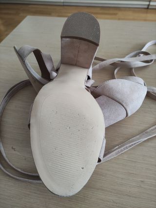 Zapatos beiges de mujer de tacón  