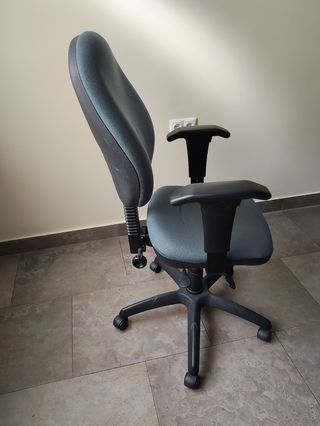 Silla de oficina con ruedas grande y robusta