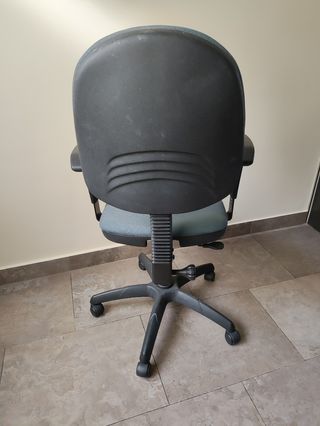 Silla de oficina con ruedas grande y robusta