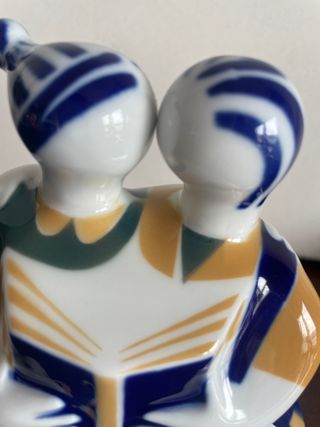 Pareja leyendo en porcelana Sargadelos
