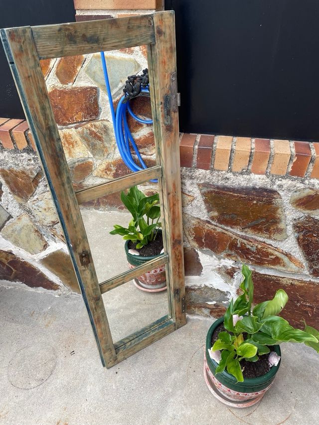 Ventana antigua ahora espejo