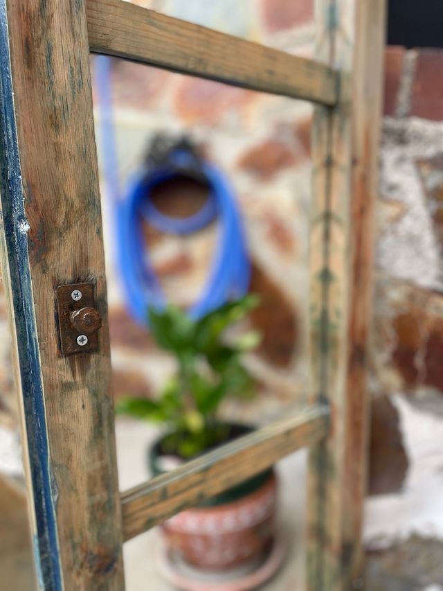 Ventana antigua ahora espejo