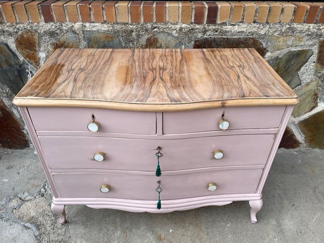 Cómoda antigua rosa pastel