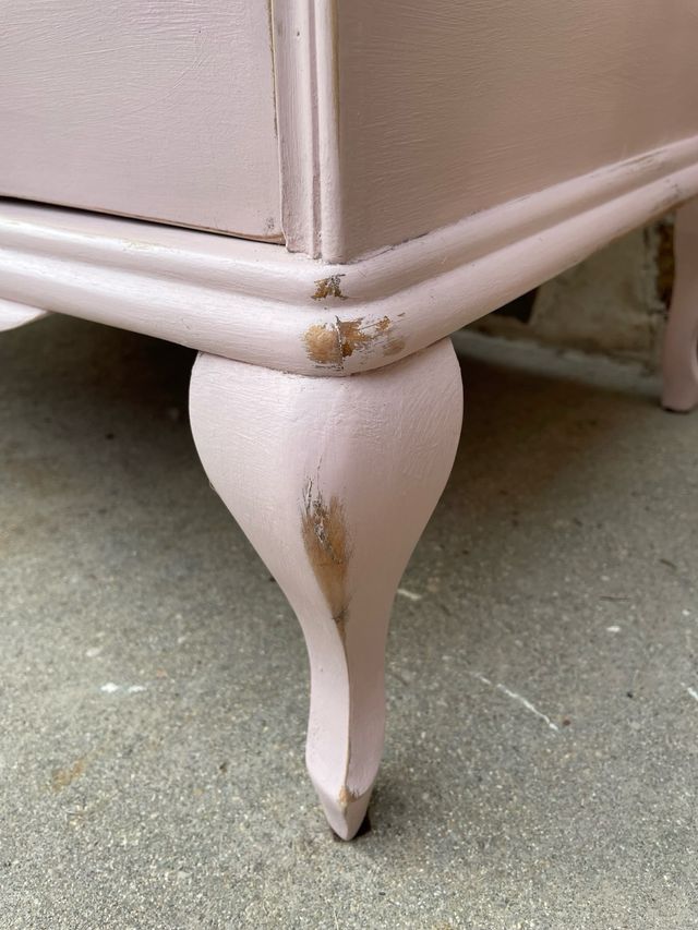 Cómoda antigua rosa pastel