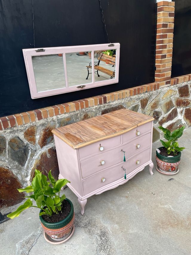 Cómoda antigua rosa pastel