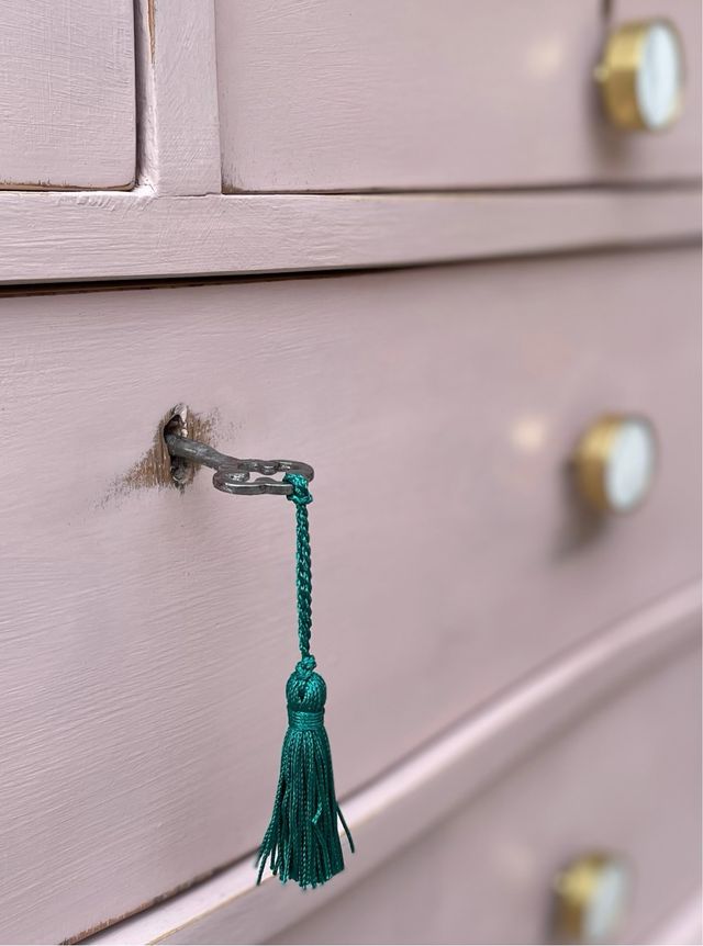 Cómoda antigua rosa pastel