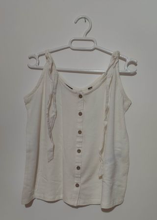 Camiseta con tirantes anudables 