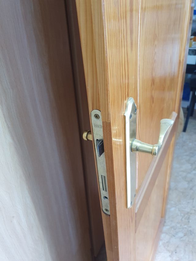 Puerta madera maciza 75x200 cm. Nueva.